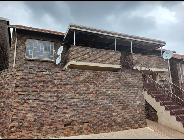 2 BEDROOM TOWNHOUSE FOR SALE IN PHILIP NEL PARK